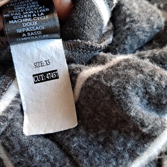 Design Lab Lord & Taylor Top Striped Cowl Neck Cold Shoulder Gray White Size XS - Picture 13 of 16